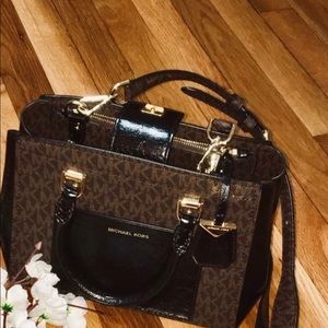 Beautiful Michael Kors logo Satchel/crossbody